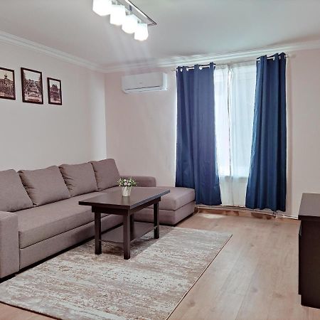 Renovated 1 Bedroom With King Size Bed In Kentron 예레반 외부 사진